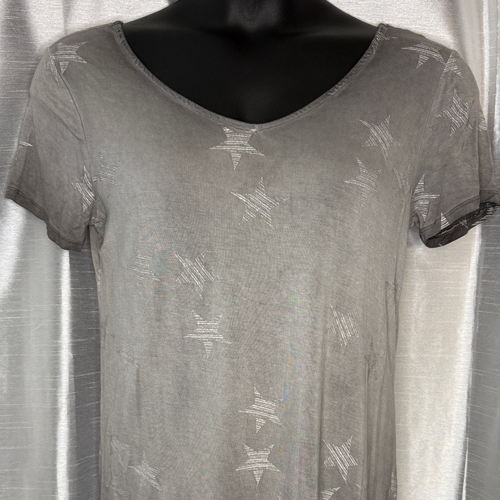 Cable & Gauge Gray White Stars Wide V Neck Women’s M Short Sleeve High Low Tee